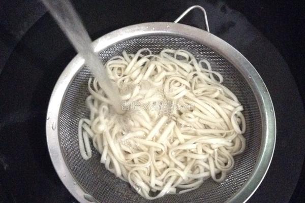 绿豆芽炒面的做法图解2