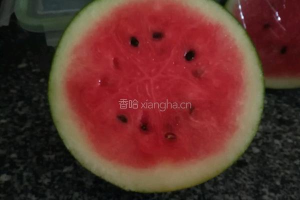 西瓜奶昔的做法图解1