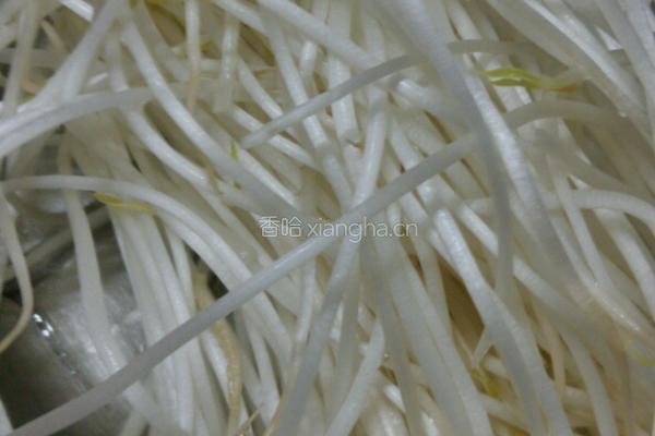 凉拌绿豆芽金针菇的做法图解1