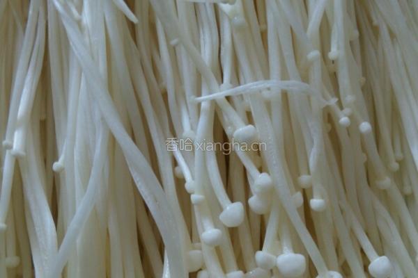 凉拌绿豆芽金针菇的做法图解2