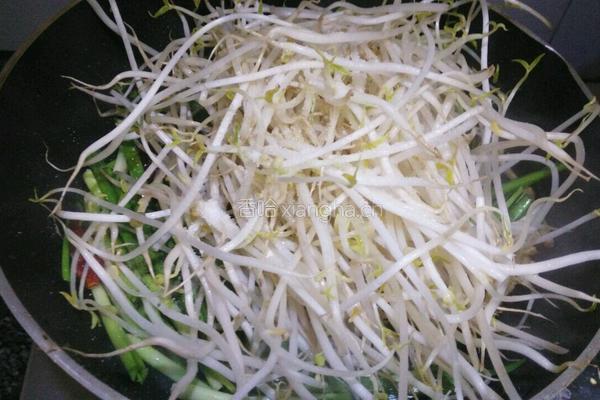 韭菜绿豆芽炒猪红的做法图解7
