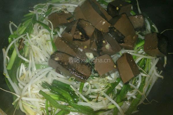 韭菜绿豆芽炒猪红的做法图解9