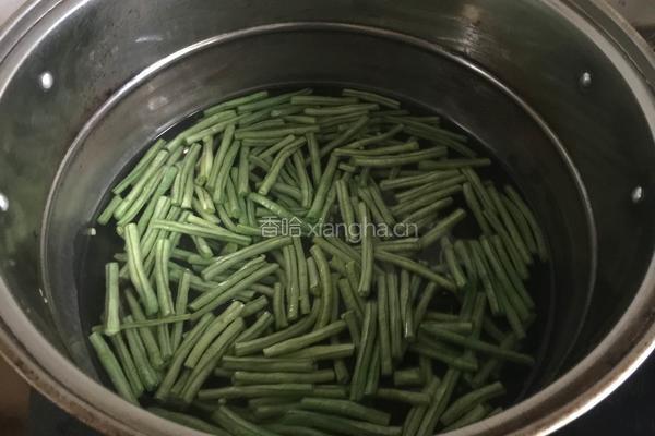 豇豆炒茄子的做法图解3