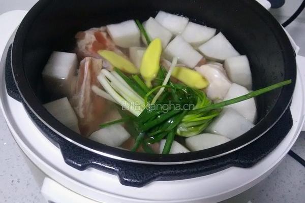 筒子骨白萝卜汤的做法图解5