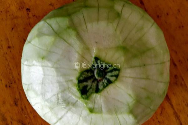 凉拌西瓜皮的做法图解1