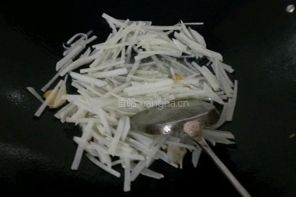 白萝卜焖鱼的做法图解4