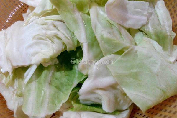 平菇炒卷心菜的做法图解1