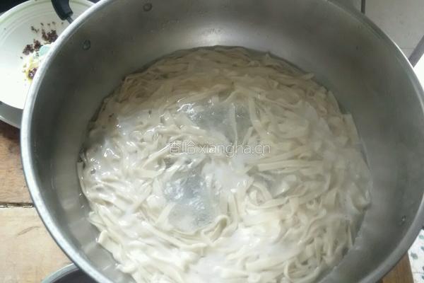 陕西油泼手擀细面的做法图解6