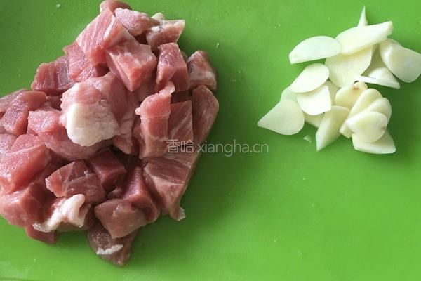 酱爆彩椒肉丁的做法图解1
