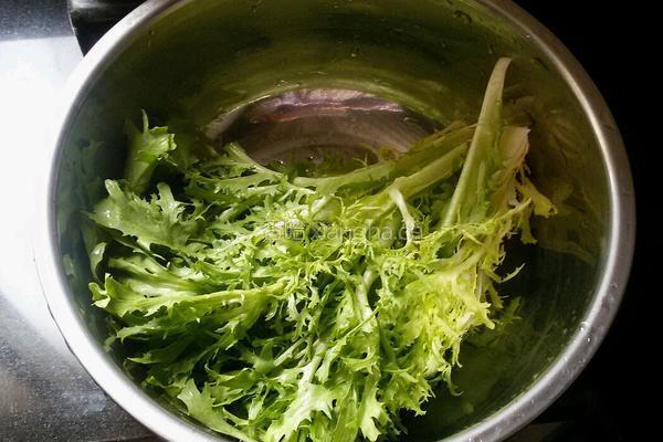 彩椒拌苦菊的做法图解2