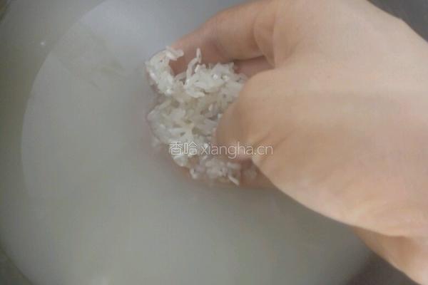 瘦肉茄子粥的做法图解2