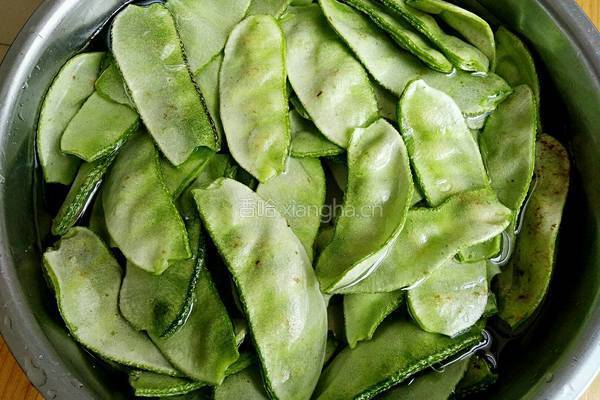 干锅扁豆鸡蛋的做法图解1