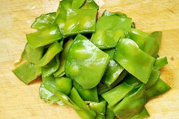 干锅扁豆鸡蛋的做法图解3