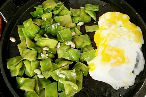 干锅扁豆鸡蛋的做法图解5