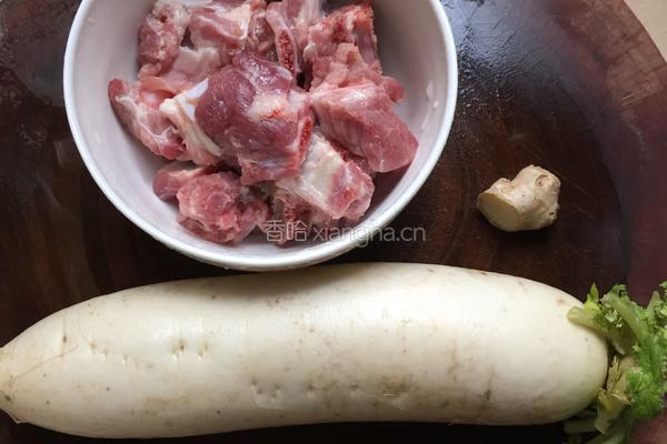 白萝卜猪骨汤的做法图解1
