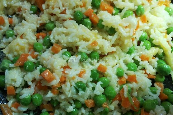 豌豆胡萝卜蛋炒饭的做法图解8