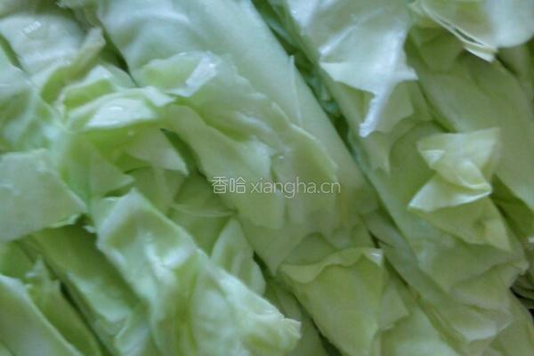 卷心菜炒腊肠的做法图解3