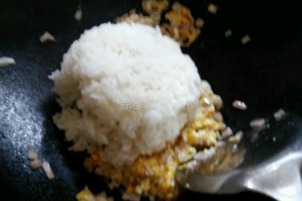 洋葱火腿肠蛋炒饭的做法图解6