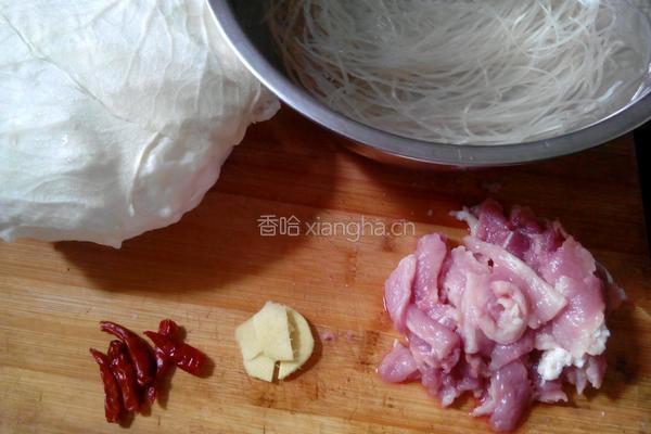 卷心菜炖粉条的做法图解1