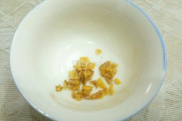 哈密瓜炒虾仁的做法图解4