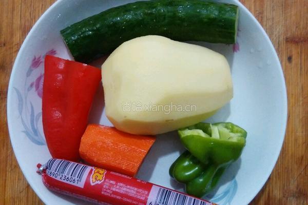 彩椒土豆丁的做法图解1