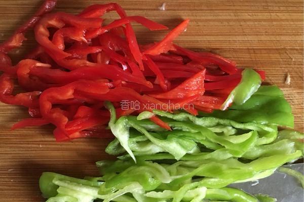 绿豆芽炒辣椒的做法图解1