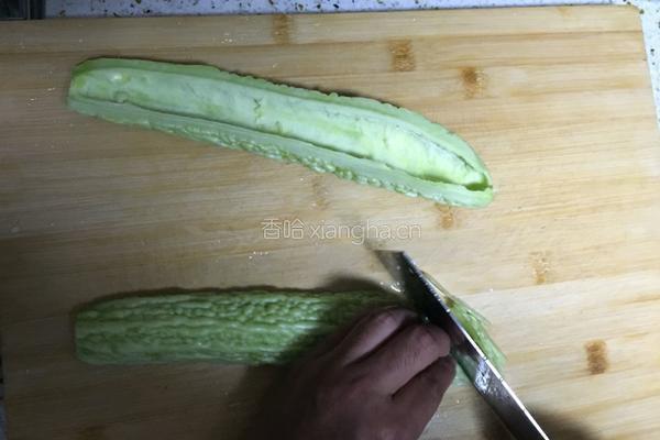 翡翠黄金（苦瓜炒蛋）的做法图解1