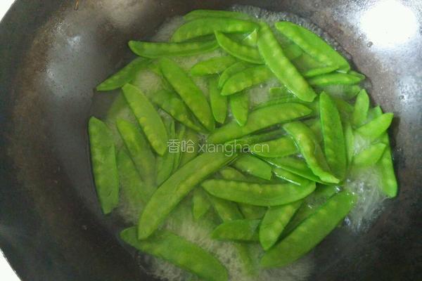 荷兰豆炒香肠的做法图解2