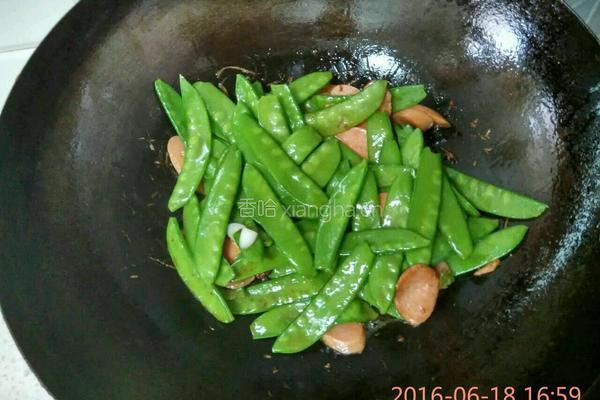 荷兰豆炒香肠的做法图解5