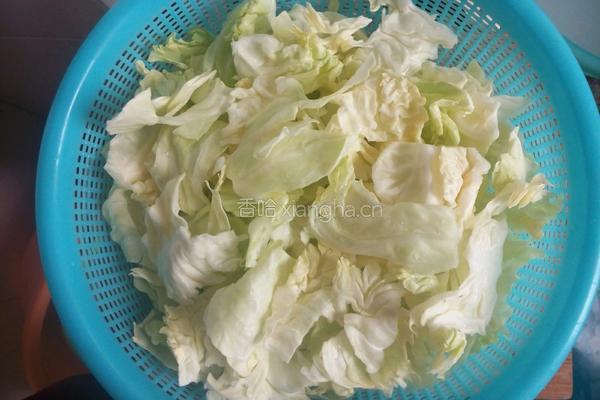 手撕包菜小炒肉的做法图解1