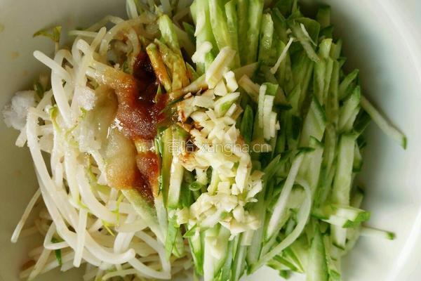 凉拌绿豆芽的做法图解5