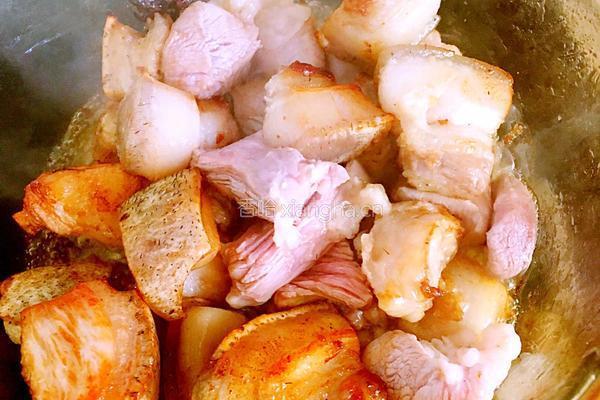 土豆烧肉的做法图解1