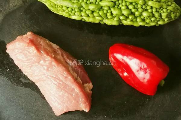 彩椒肉片炒苦瓜的做法图解1