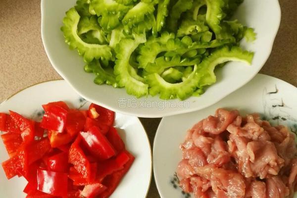 彩椒肉片炒苦瓜的做法图解2