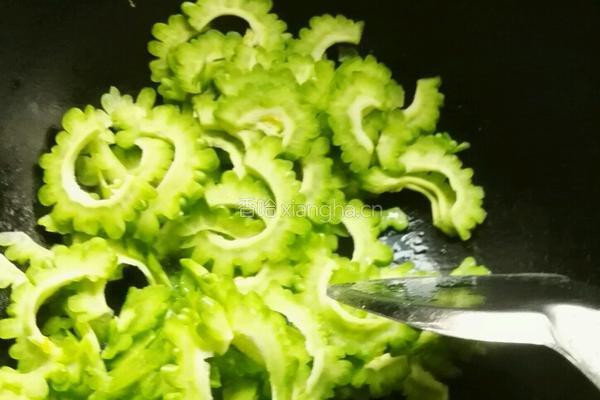 彩椒肉片炒苦瓜的做法图解4
