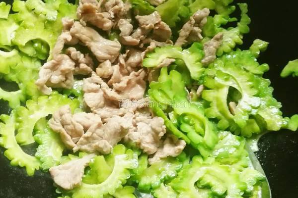 彩椒肉片炒苦瓜的做法图解5