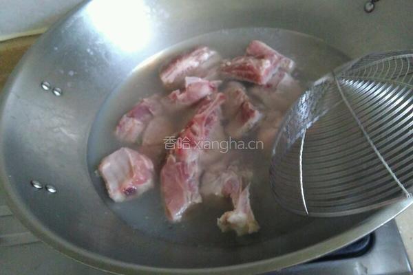 胡萝卜玉米虫草花肉骨头汤的做法图解1