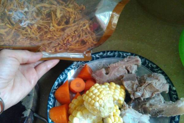 胡萝卜玉米虫草花肉骨头汤的做法图解2