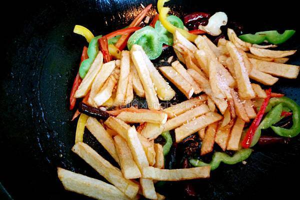 彩椒干煸土豆条的做法图解9