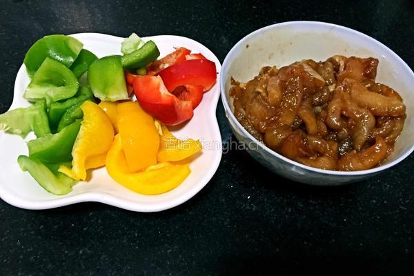 彩椒鸡脯肉的做法图解2
