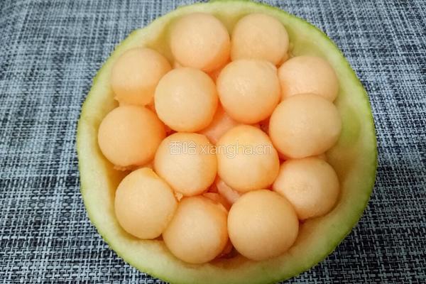 哈密瓜酸奶沙拉的做法图解3
