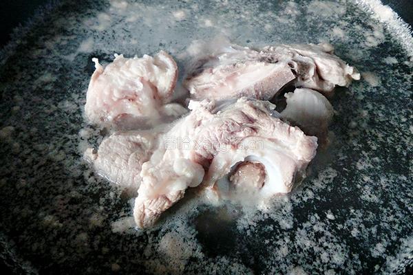 猪大骨炖酸菜的做法图解2