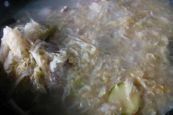 猪大骨炖酸菜的做法图解6
