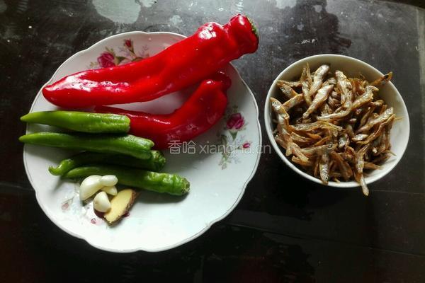 彩椒小鱼干的做法图解1