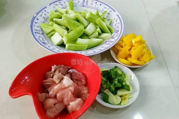  丝瓜彩椒炒肉的做法图解1