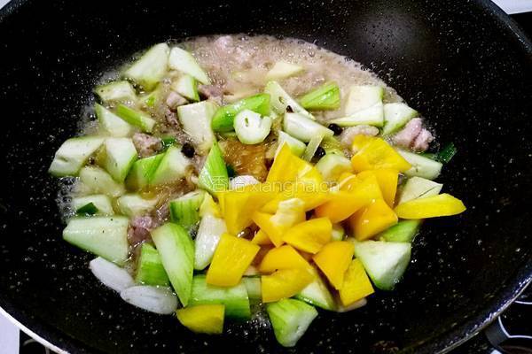  丝瓜彩椒炒肉的做法图解6