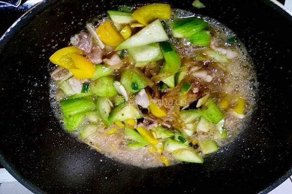  丝瓜彩椒炒肉的做法图解7
