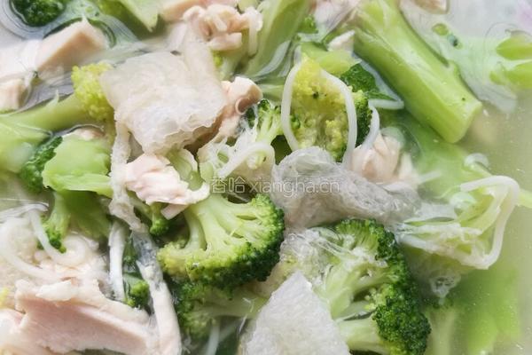 鸡胸肉西兰花竹荪汤的做法图解5