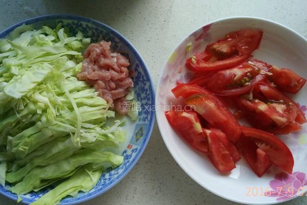 卷心菜炒面的做法图解1