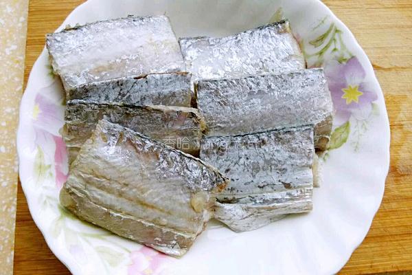 带鱼炖娃娃菜的做法图解1